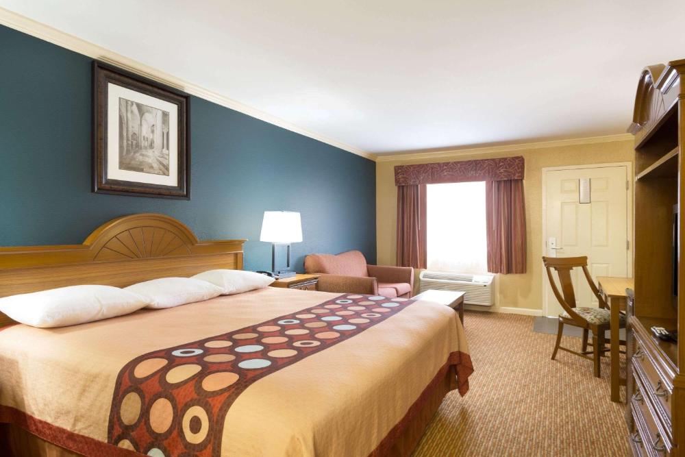 King Room - Non-Smoking interior